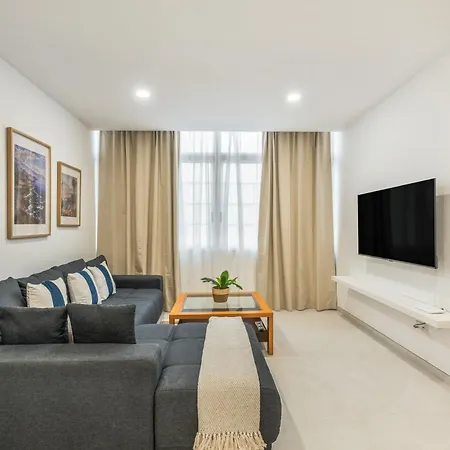 דירה Sunlit Modern ארונה