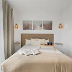 Sunlit Modern Lejlighed
