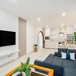 Sunlit Modern Lejlighed